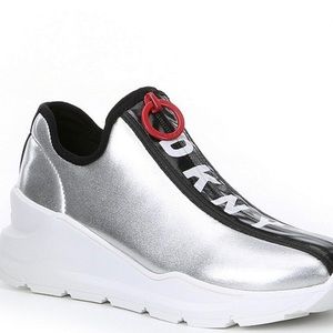 DKNY Warner Silver Logo Flatform Sneaker NWOT Sz 7